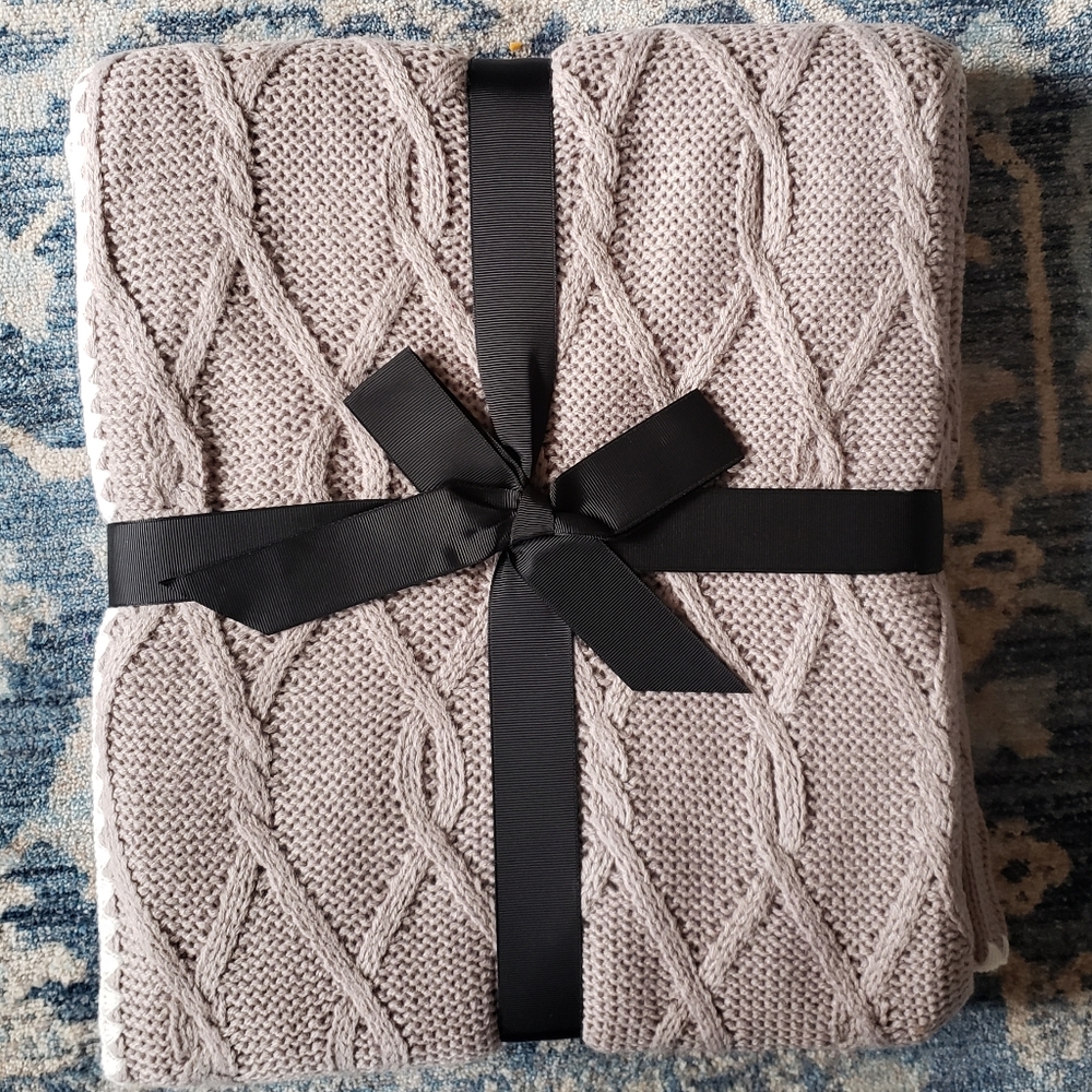 NWT Cozy Cable Knit Throw with Trim Giftable